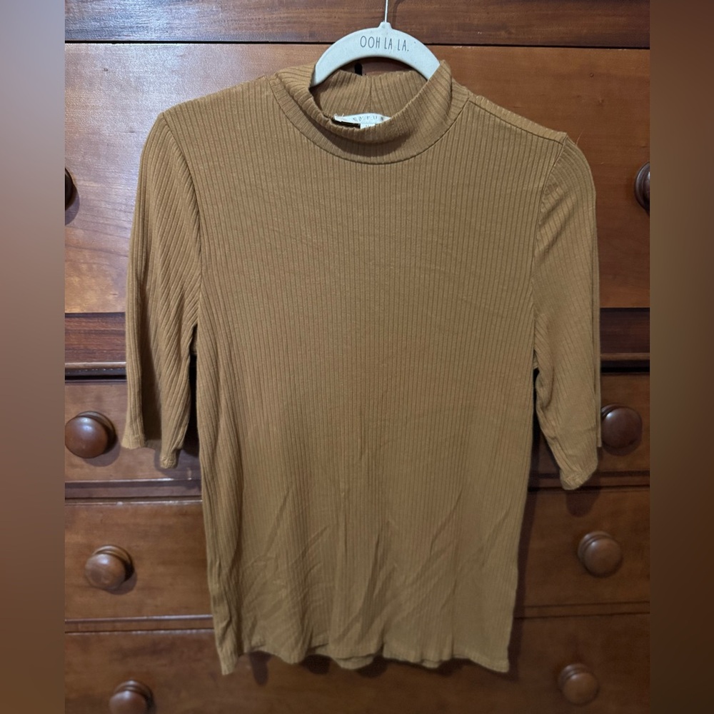 Women’s ribbed top. Fits snug. Very pretty